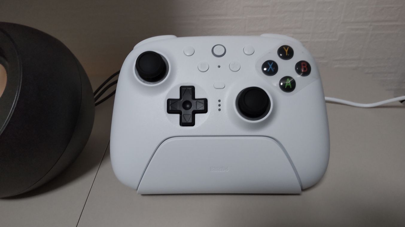 充電ドックに置かれた白い8BitDo Ultimate 2ワイヤレスコントローラー
