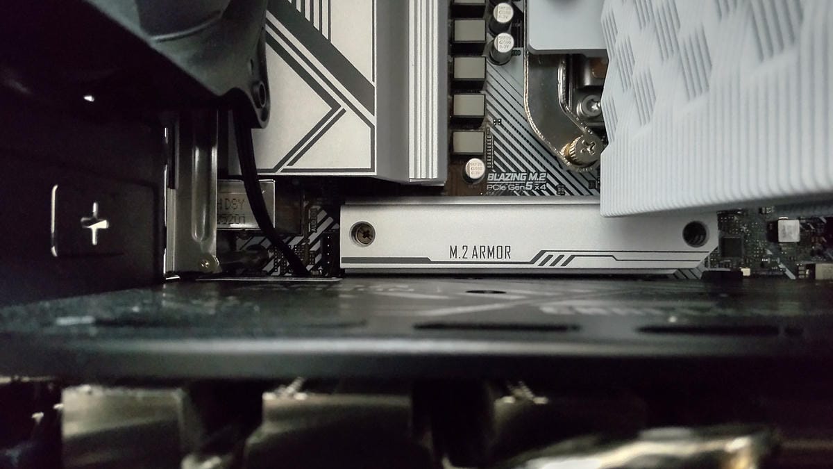 ASRock B650M Pro RS WiFiのM.2ヒートシンクとPCIe Gen5 x4対応スロット