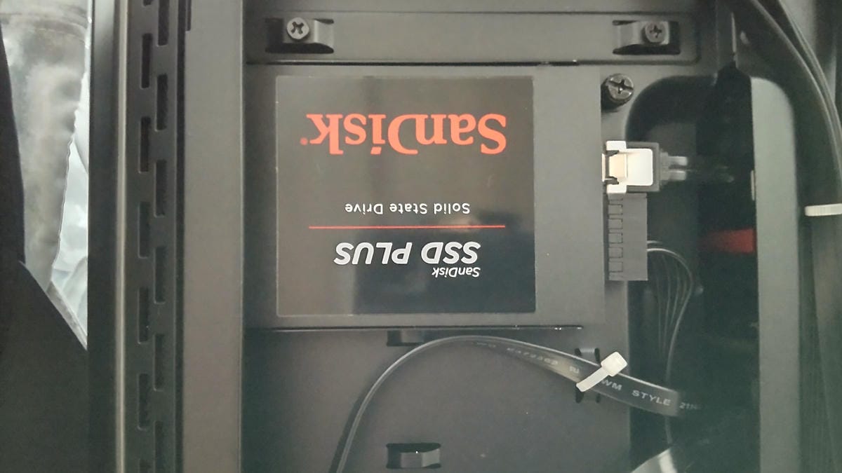 PCケース内に取り付けたSanDisk SSD PLUS SATA SSD