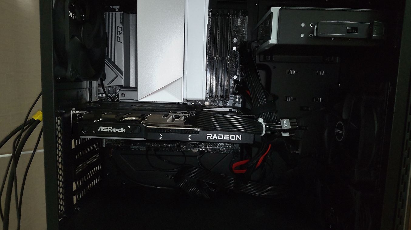 マザーボード、CPUクーラー、Radeonグラフィックボードを搭載した自作ゲーミングPC内部