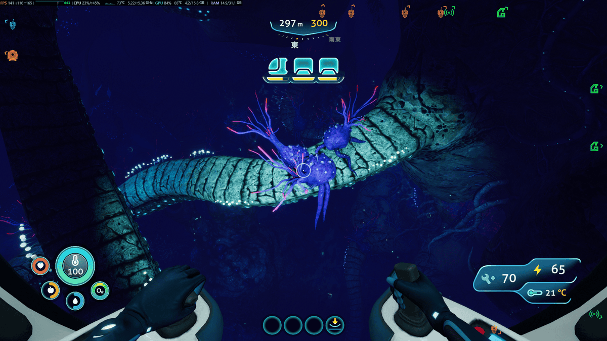 深海で青紫色に発光する植物の間をシートラックで探索する画面