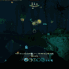 暗い夜の海中でケルプが広がるSubnauticaの探索画面