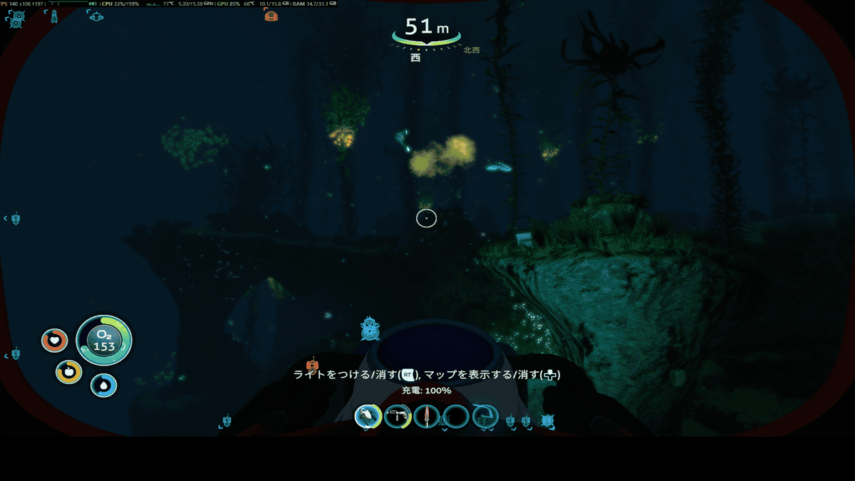暗い夜の海中でケルプが広がるSubnauticaの探索画面