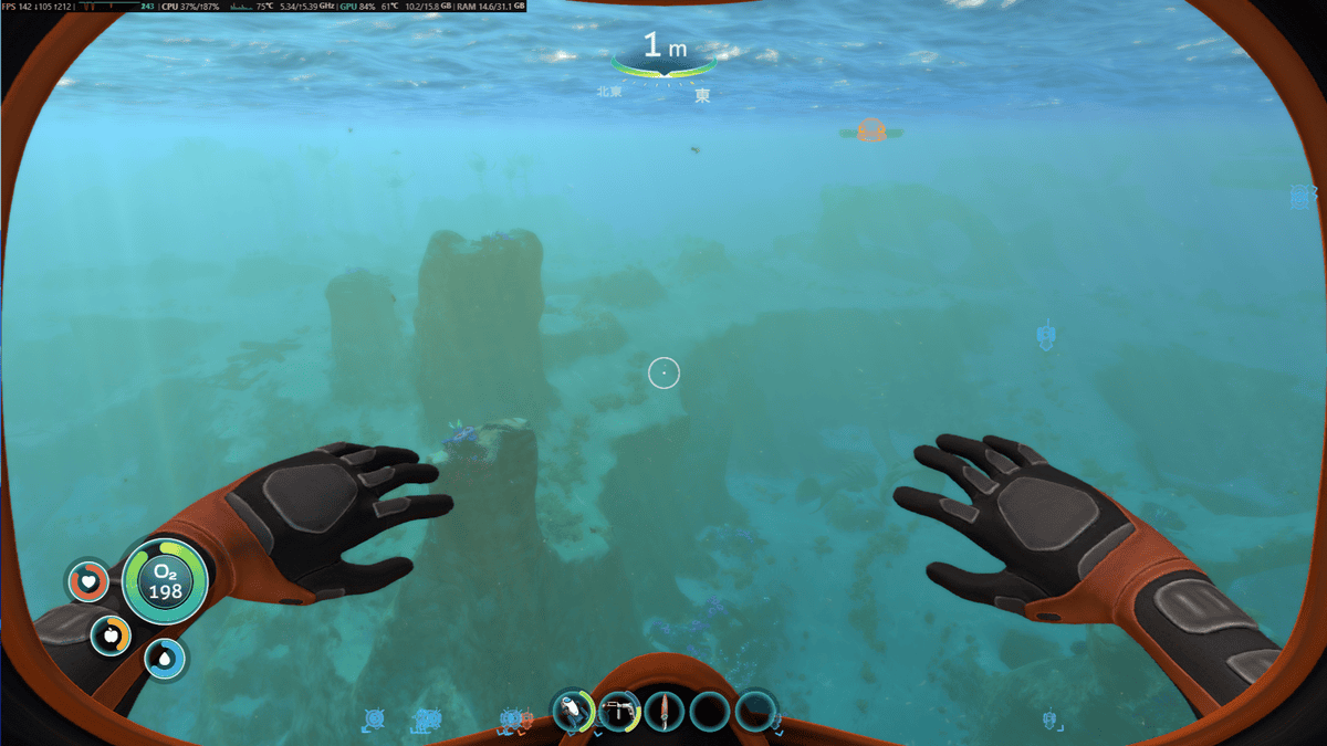 明るい浅瀬の海中を泳いで探索しているSubnauticaの一人称画面