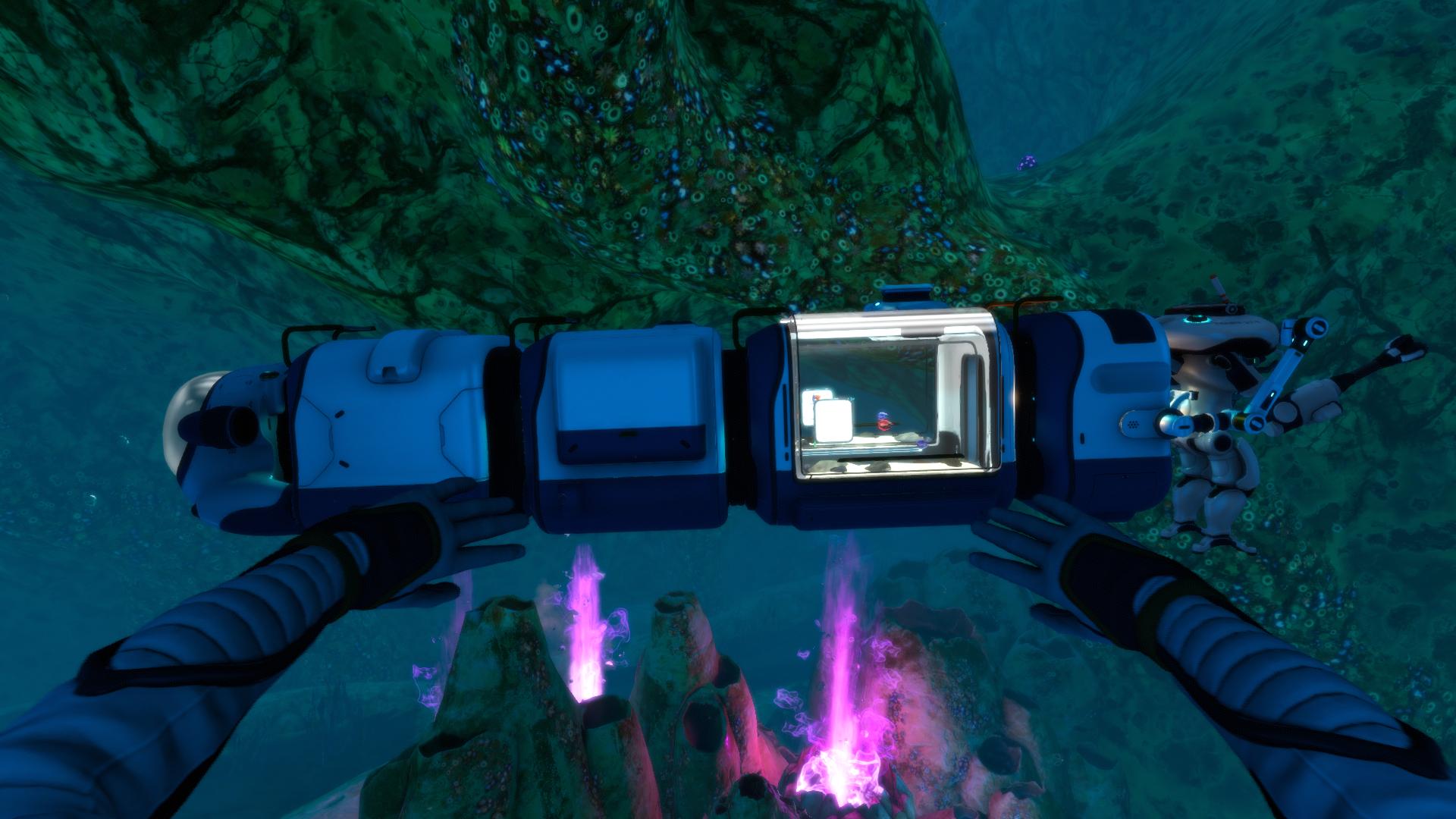 Subnautica Below Zeroの海中にあるシートラックの連結モジュールと後部に接続されたプローンスーツ