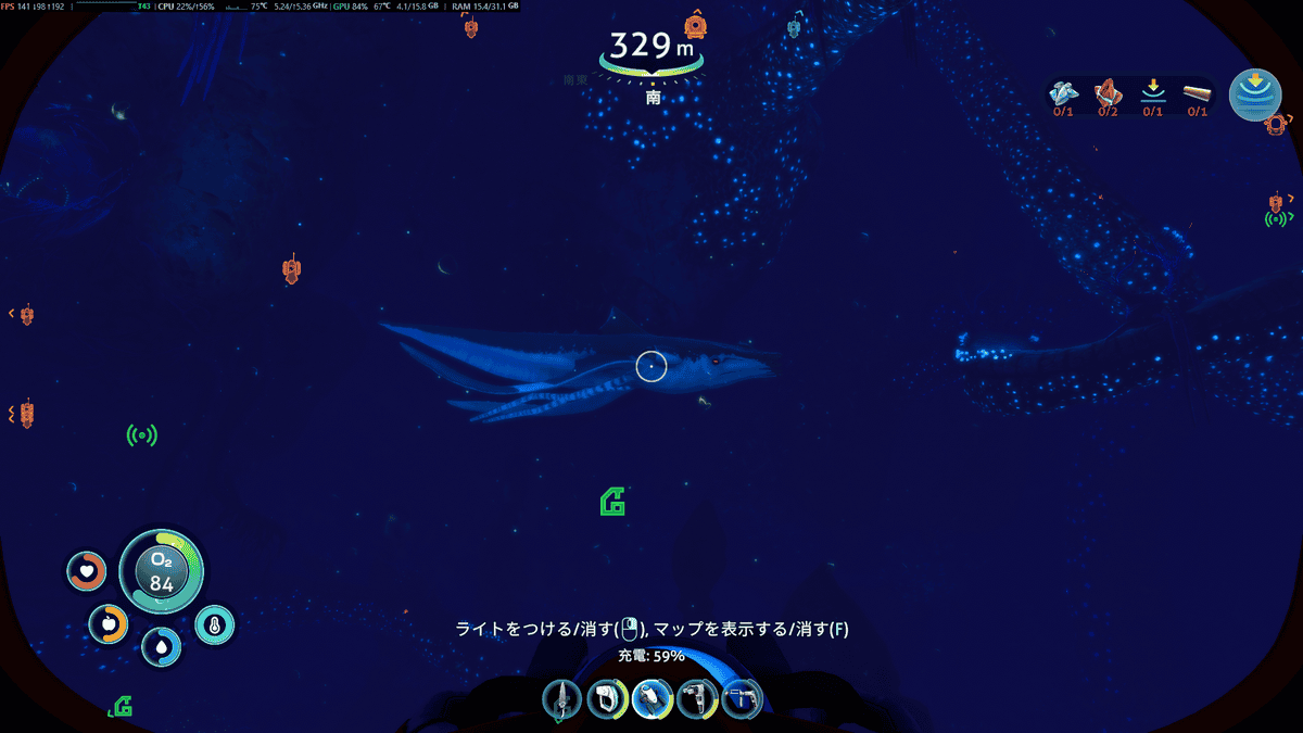 暗い深海を泳ぐスクイドシャークを見たSubnautica Below Zeroの画面